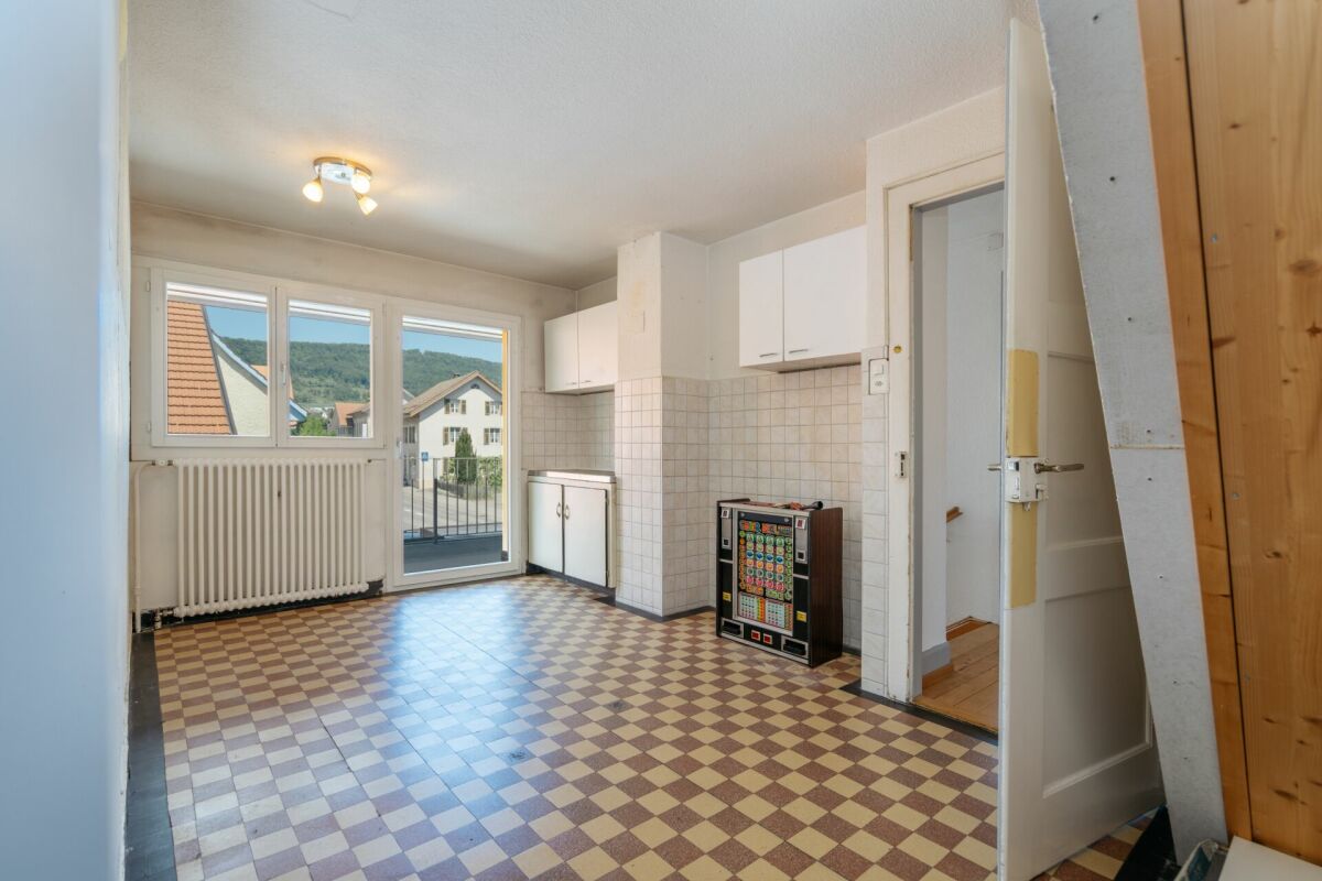 Einfacher Küchenraum mit Balkonblick