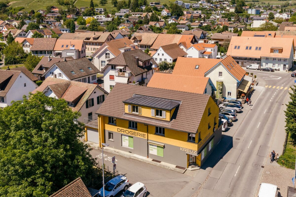 Luftaufnahme eines Wohn- und Geschäftshauses in einem Vorort