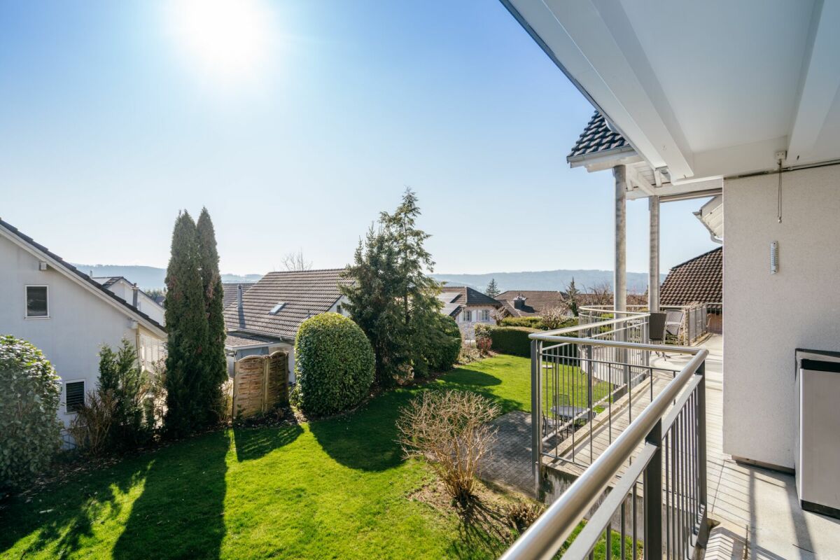 Balkon mit Garten- und Fernblick