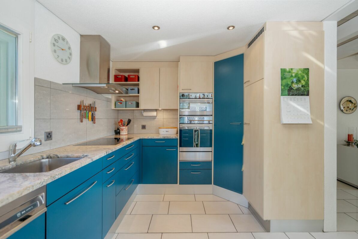 Moderne Einbauküche mit blauem Frontdesign
