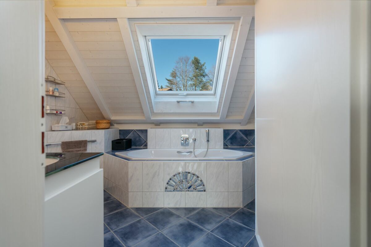 Badezimmer unter der Dachschräge