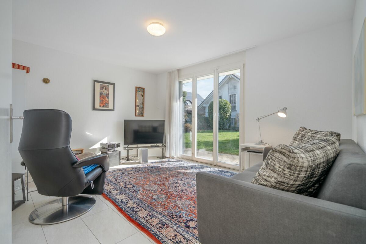 Helles Wohnzimmer mit Blick in den Garten