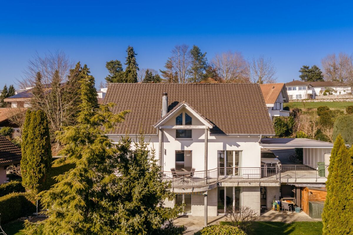 Einfamilienhaus mit Satteldach und Gartenansicht
