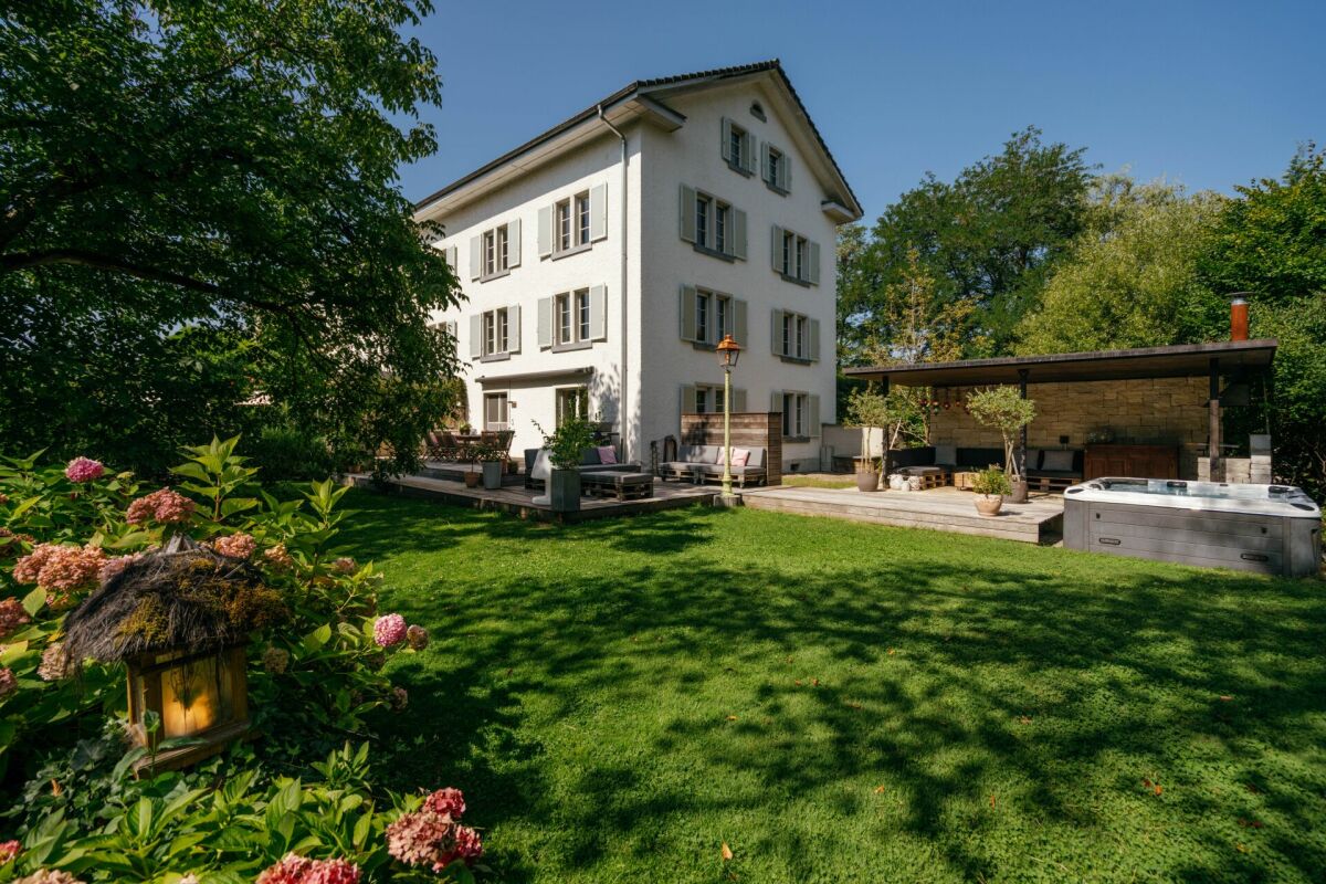 Gartenansicht mit Einfamilienhaus und Whirlpool
