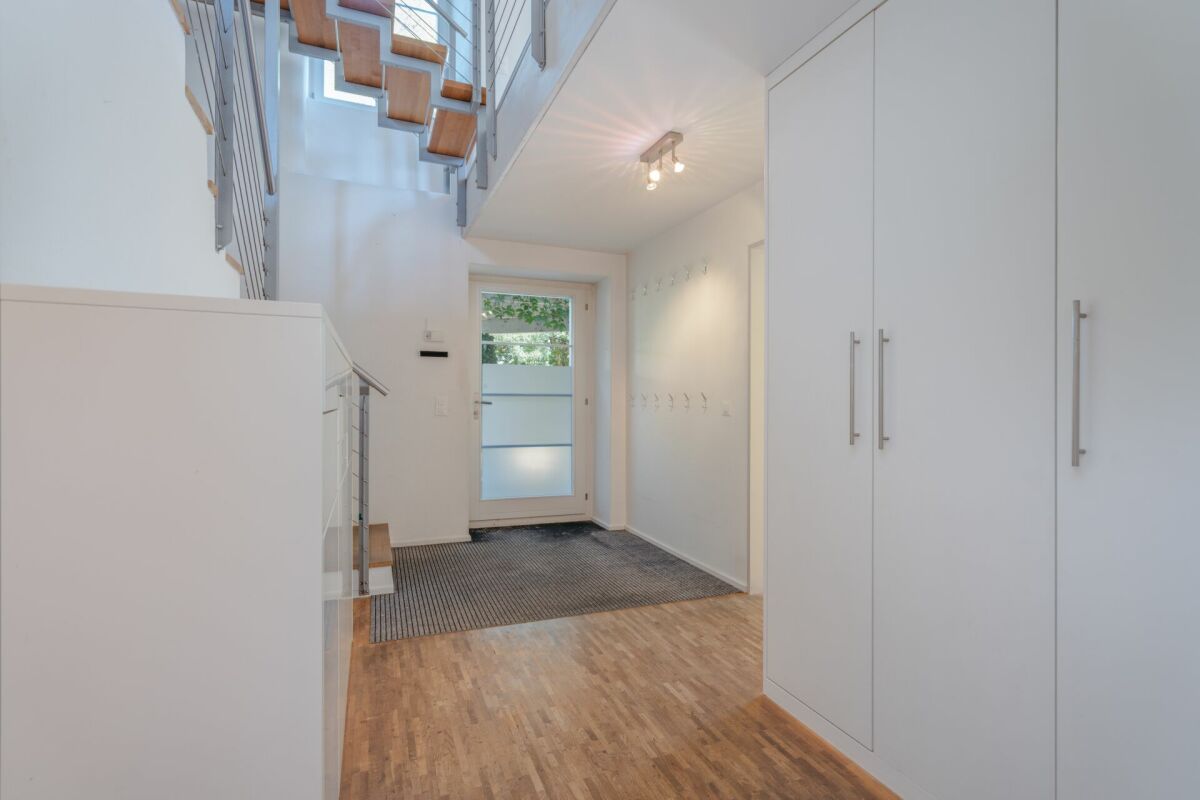 Heller Eingangsbereich mit Galerie und Treppe