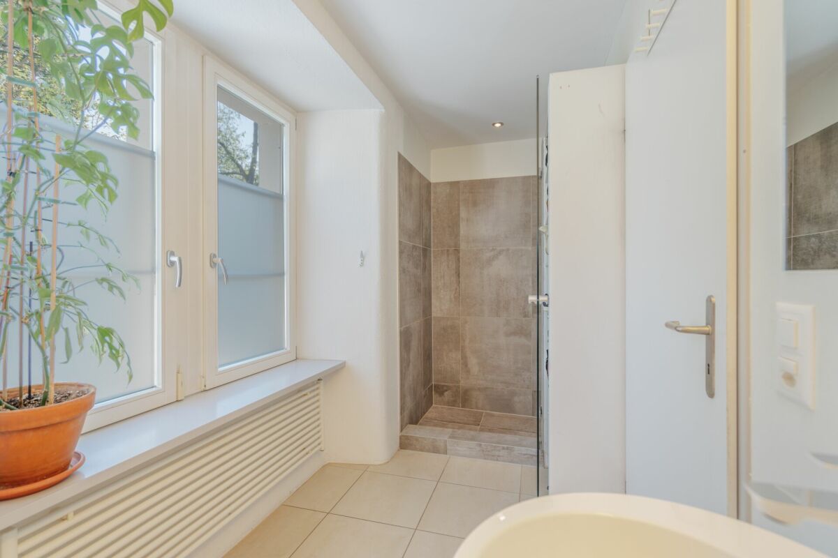 Modernes Bad mit bodengleicher Dusche