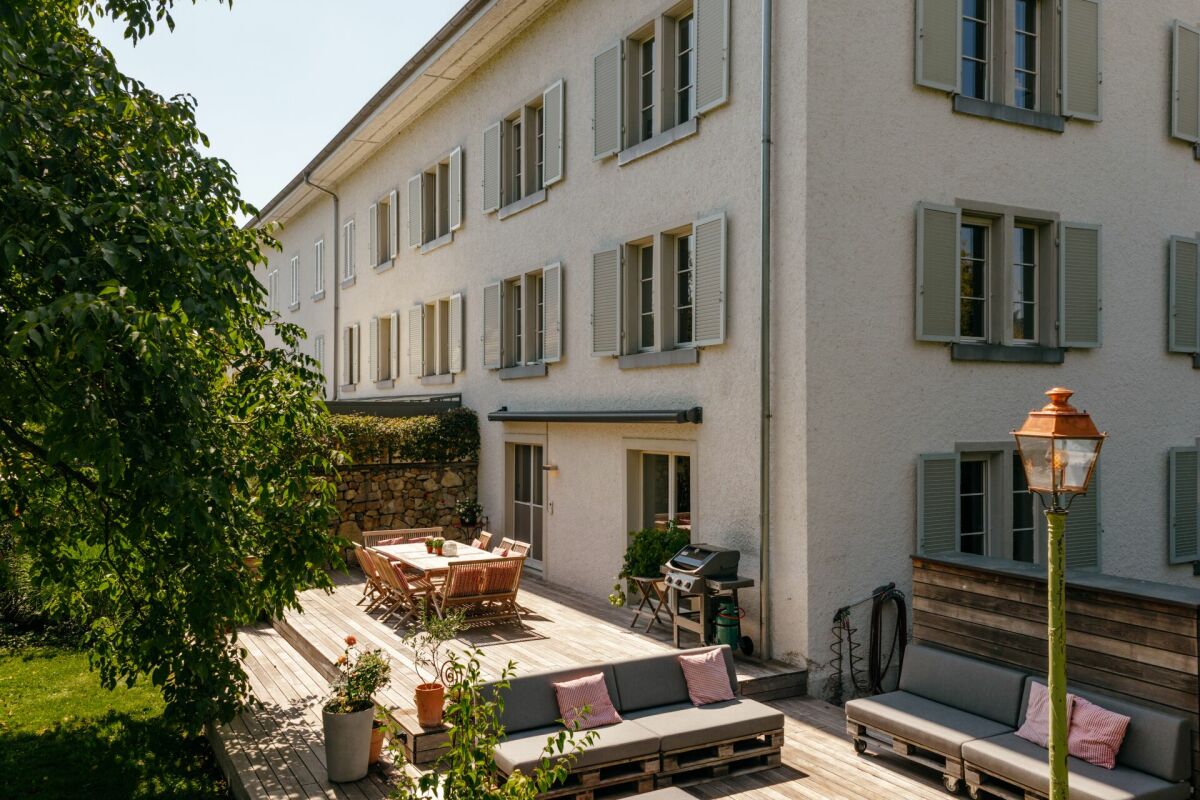 Außenansicht einer großen Terrasse mit Wohnhaus