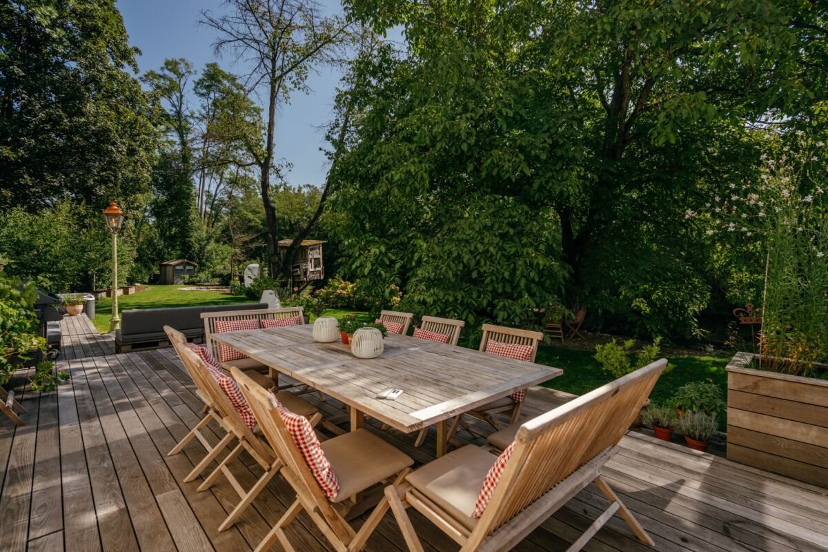 Garten-Terrasse mit Esstisch