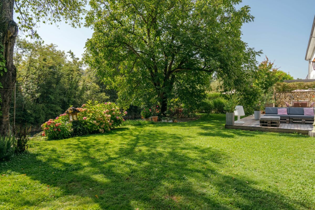 Großer Garten mit Terrasse