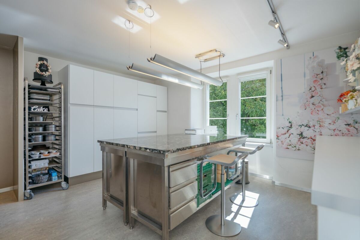 Helle moderne Küche mit zentraler Edelstahlinsel