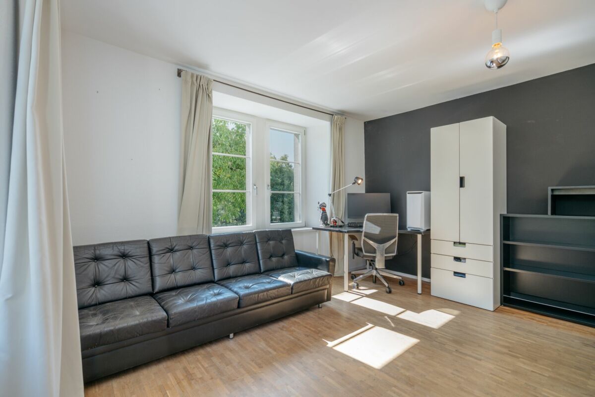 Helles Arbeits- und Wohnzimmer mit Sofa und Schreibtisch