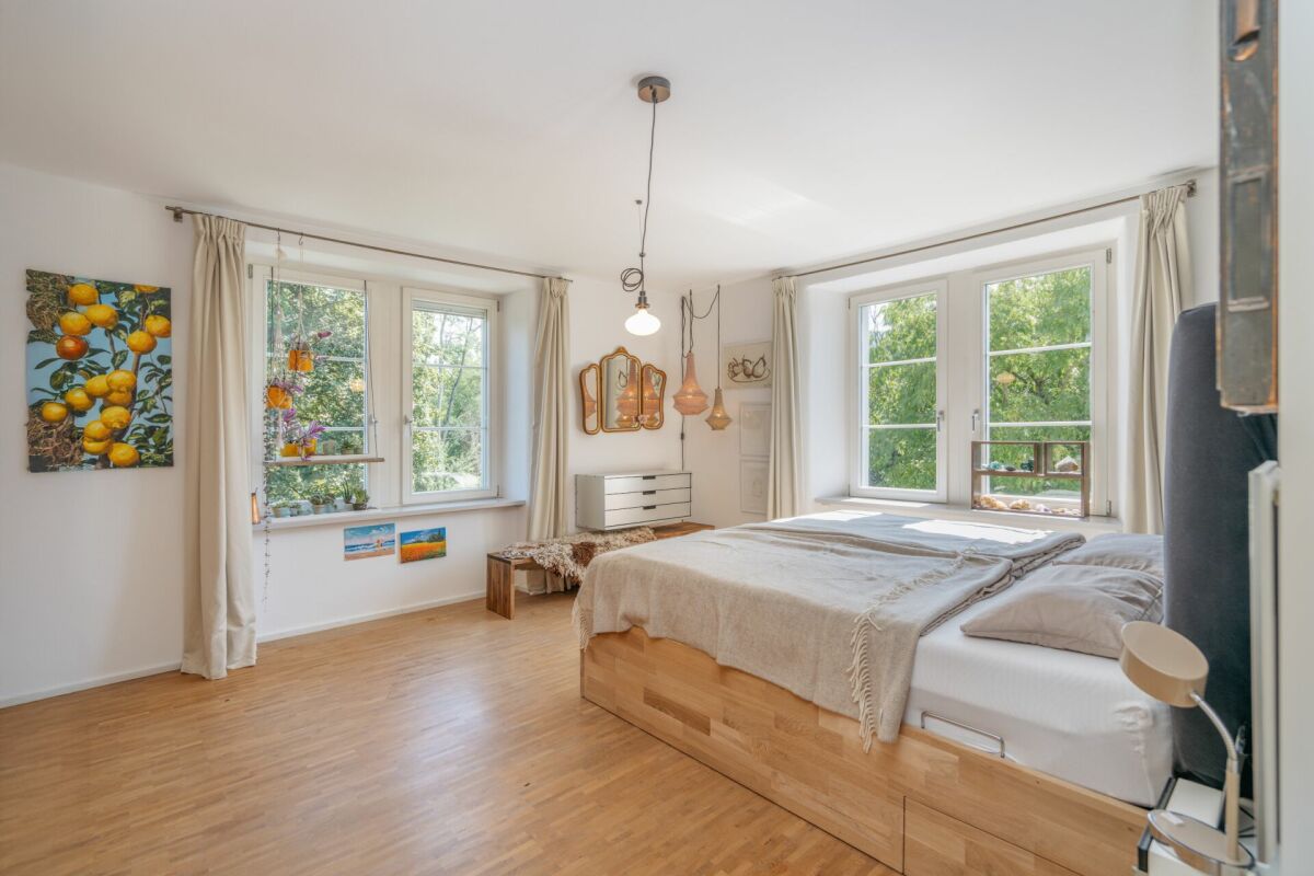 Helles Schlafzimmer mit großen Fenstern