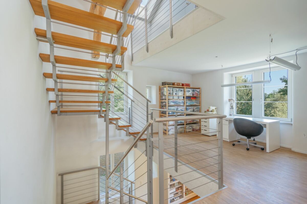 Offener Galeriebereich mit Treppe und Arbeitszone