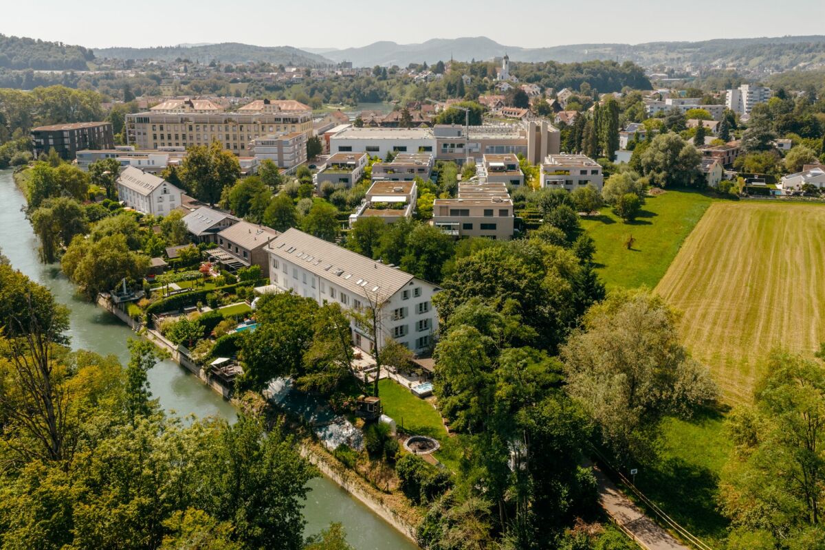 Luftaufnahme eines grünen Wohnquartiers am Wasser