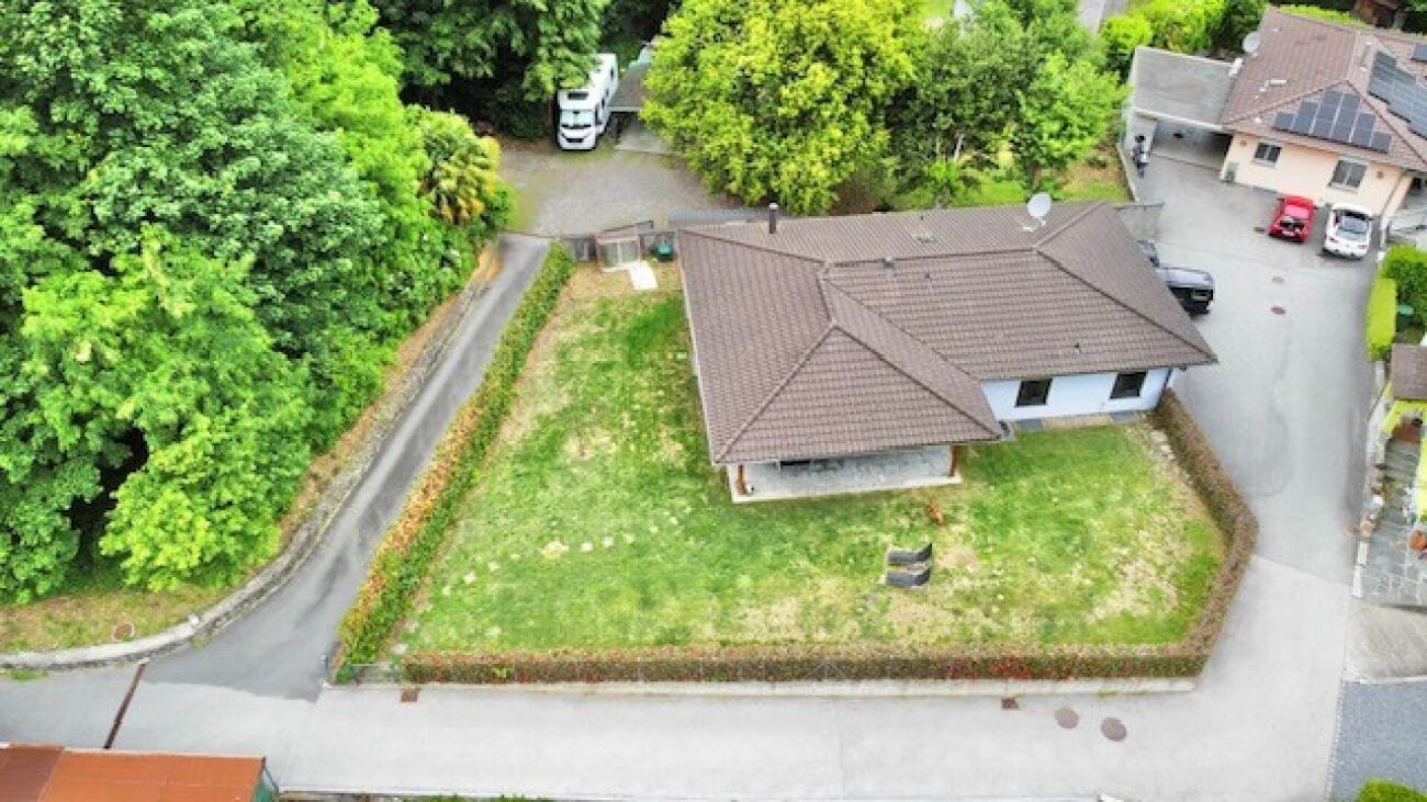 Luftaufnahme eines Einfamilienhauses mit Garten