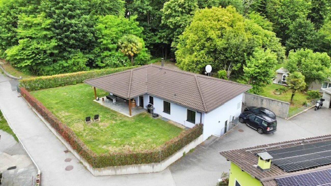 Luftaufnahme eines eingeschossigen Wohnhauses mit Garten