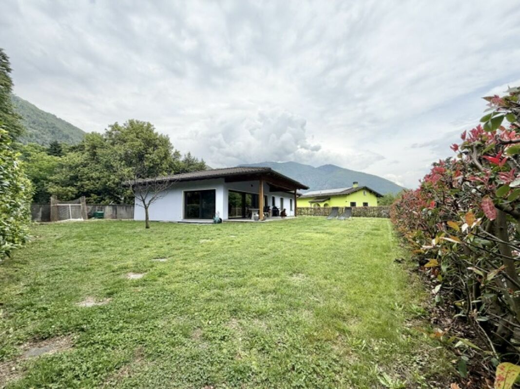 Modernes Einfamilienhaus mit großem Garten und Bergblick