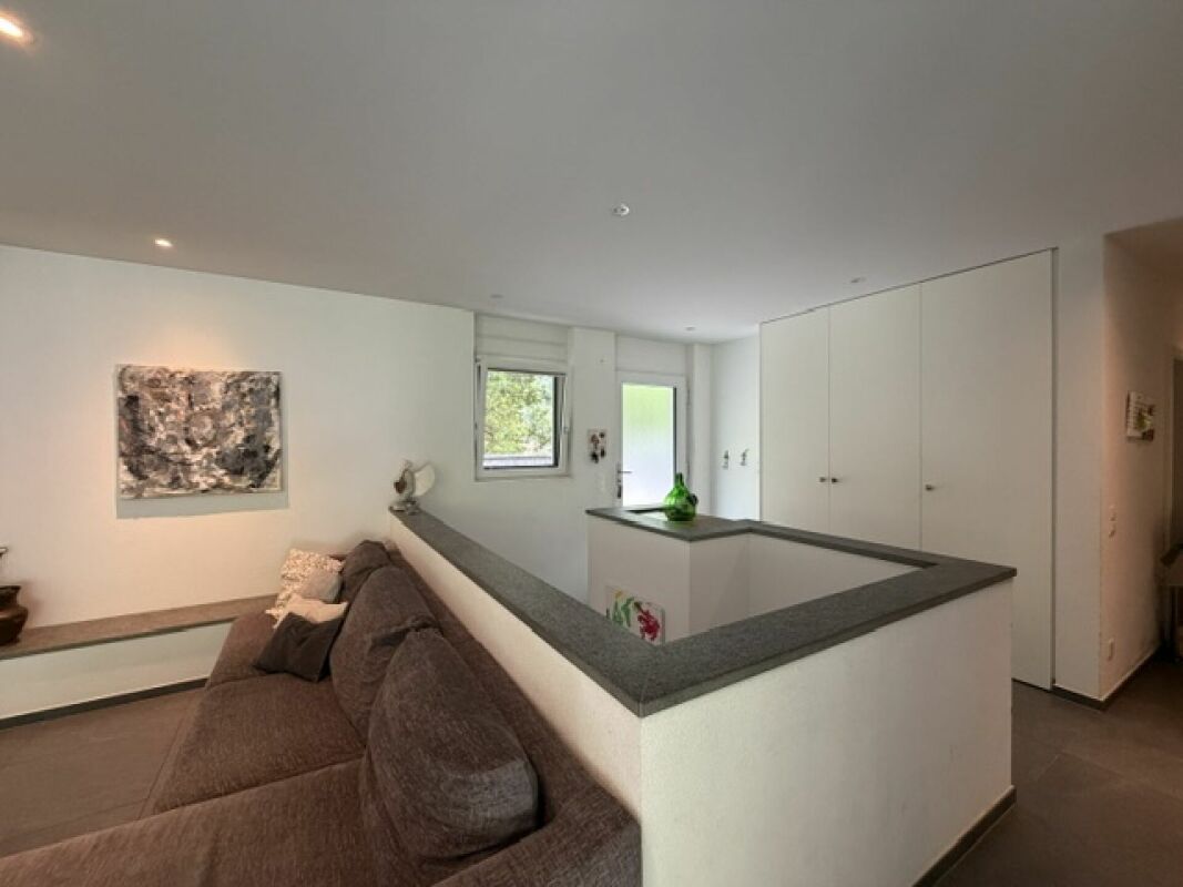 Moderner Wohnraum mit Galerie und Einbauschrank