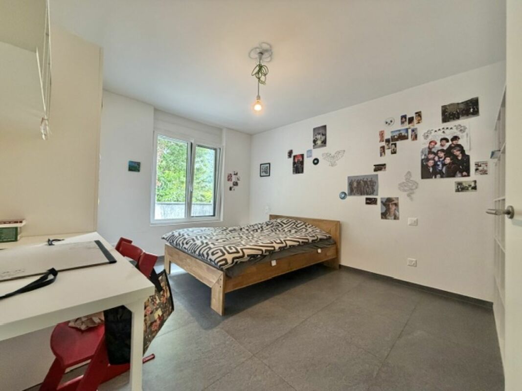 Schlafzimmer mit Arbeitsbereich