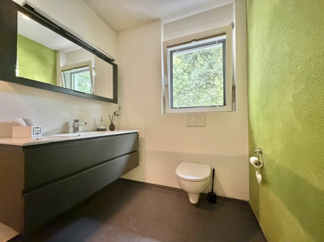 Modernes Gäste-WC mit Waschtisch und Wand-WC