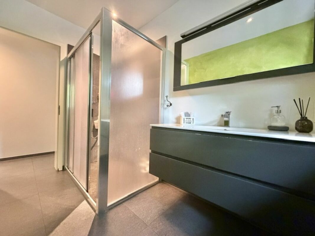Modernes Badezimmer mit Dusche und Waschtisch