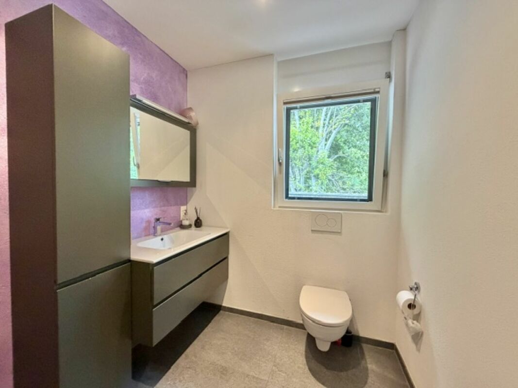 Modernes Gäste-WC mit Fenster