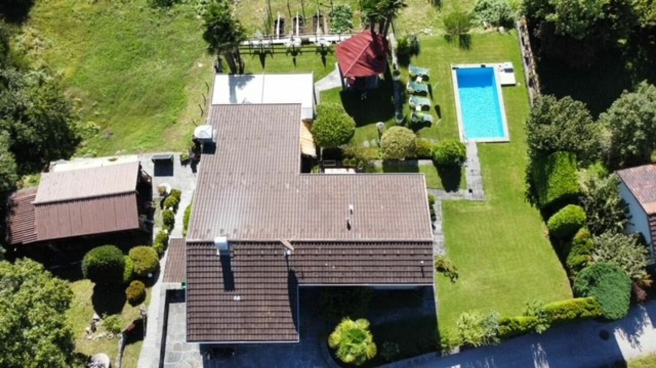 Luftaufnahme eines Grundstücks mit Haus, Pool und Garten