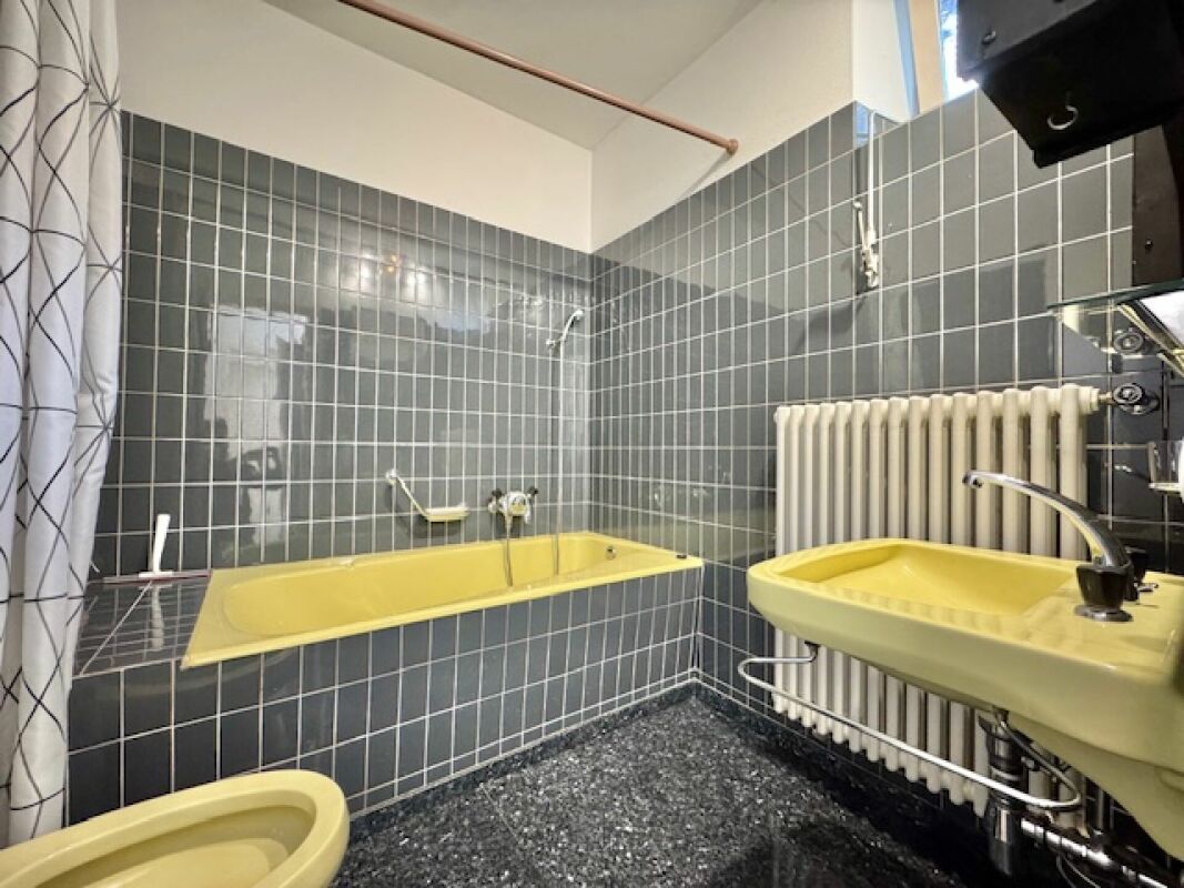 Badezimmer mit gelben Sanitärobjekten