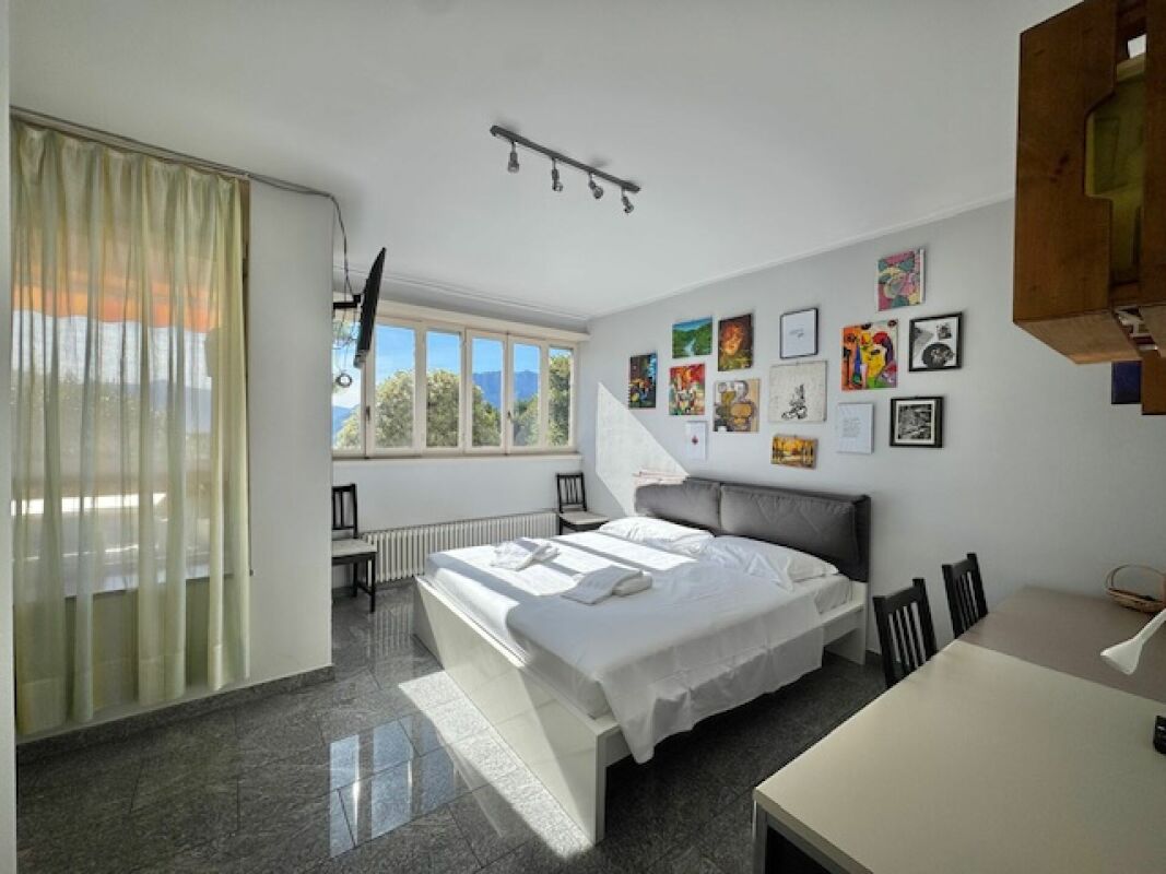 Schlafzimmer mit Tageslicht und Bergblick