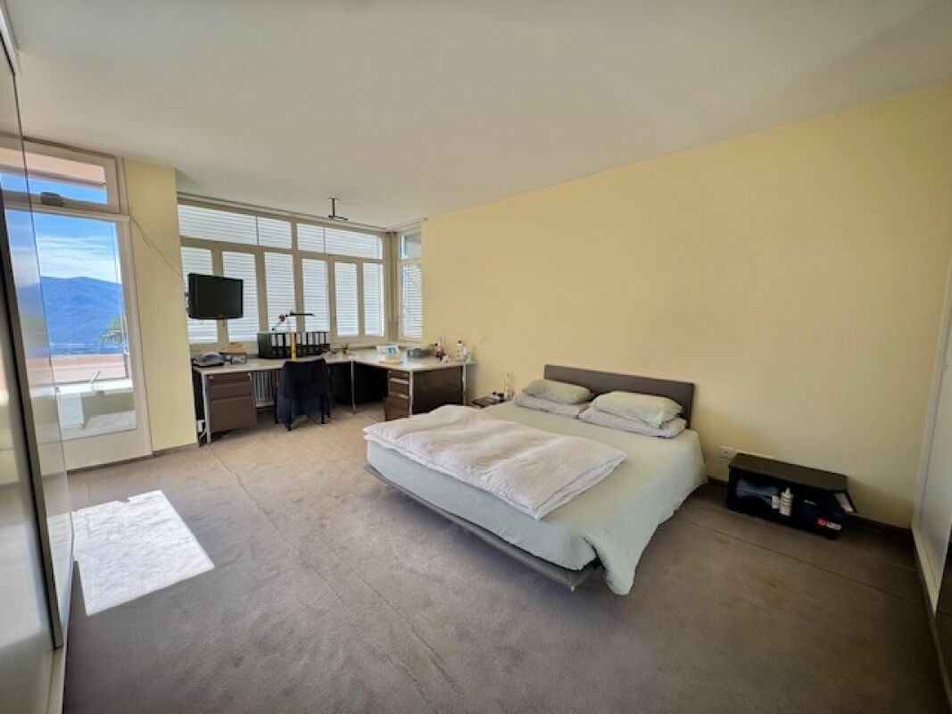 Schlafzimmer mit Arbeitsplatz und Ausblick