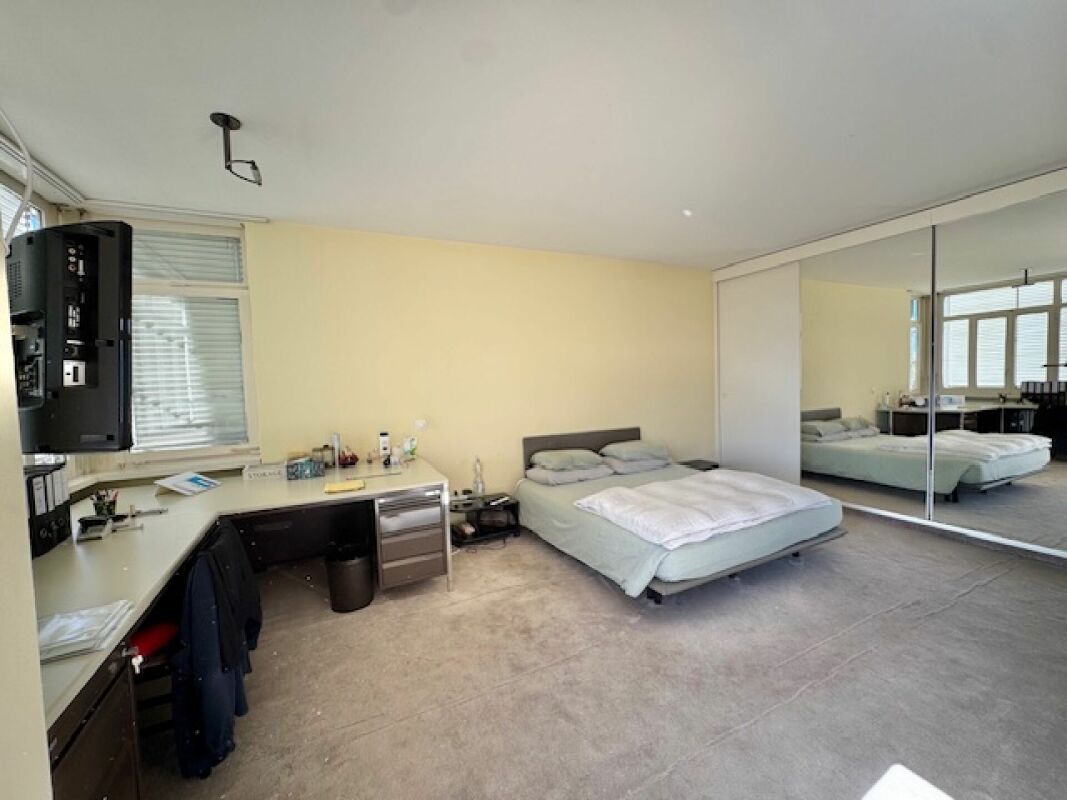 Schlafzimmer mit Schreibtisch und Einbauschrank