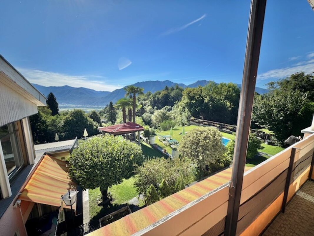 Balkon- und Gartenblick mit Bergen