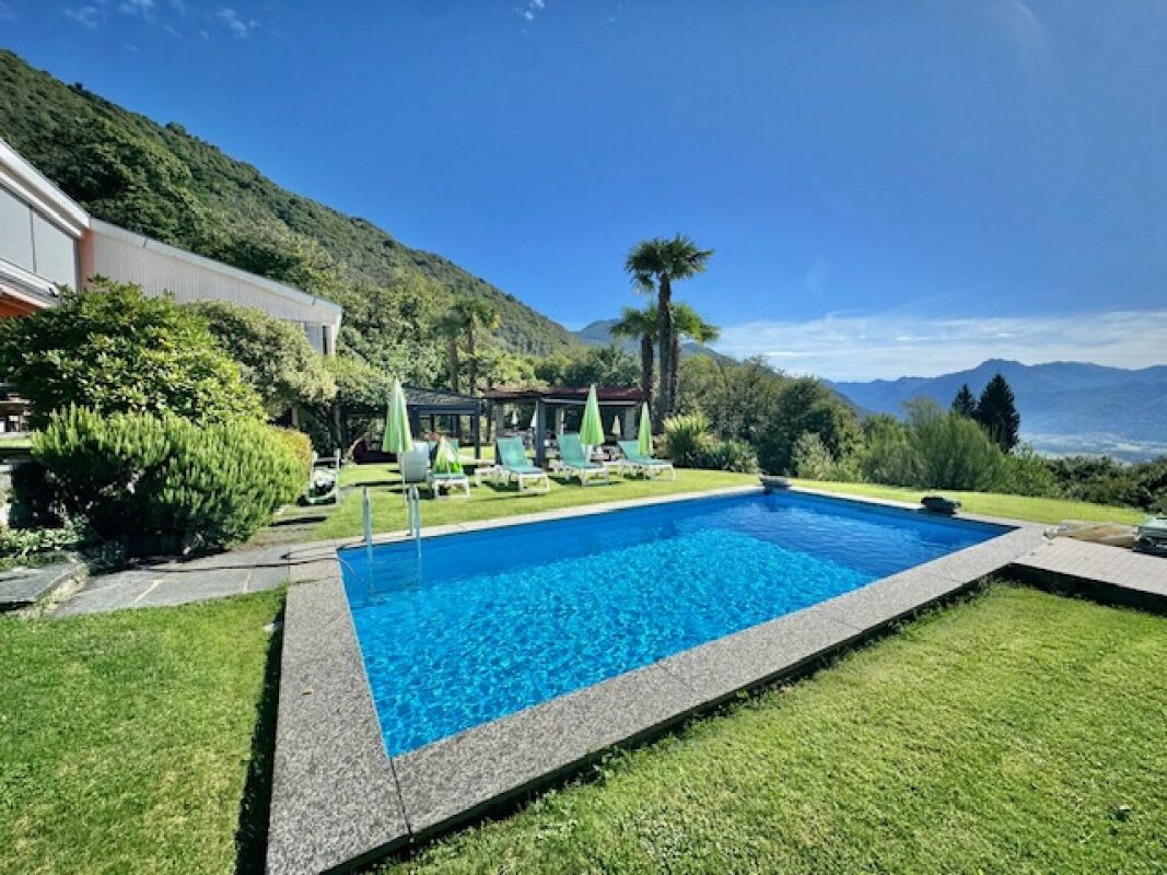 Außenansicht mit Pool und Bergpanorama