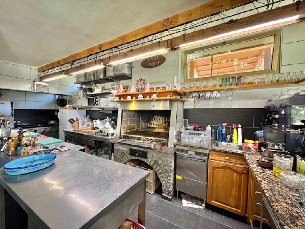 Rustikale Küchenzeile mit Grill und Theke