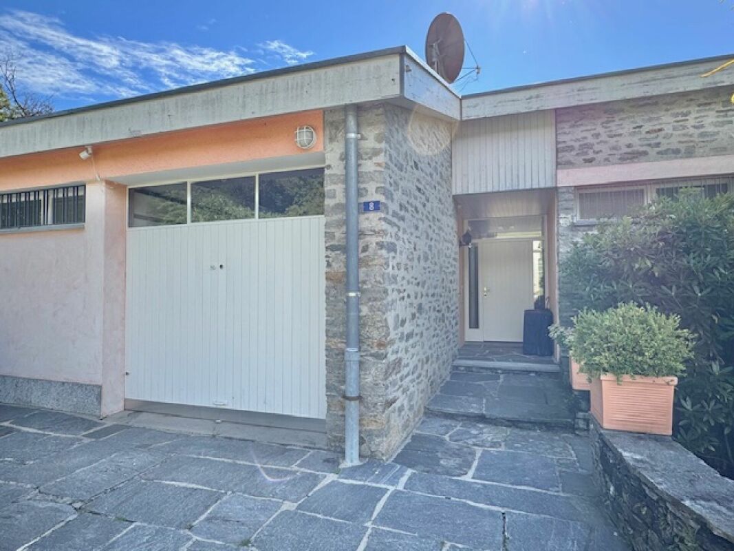 Außenansicht eines eingeschossigen Hauses mit Garage und Eingang