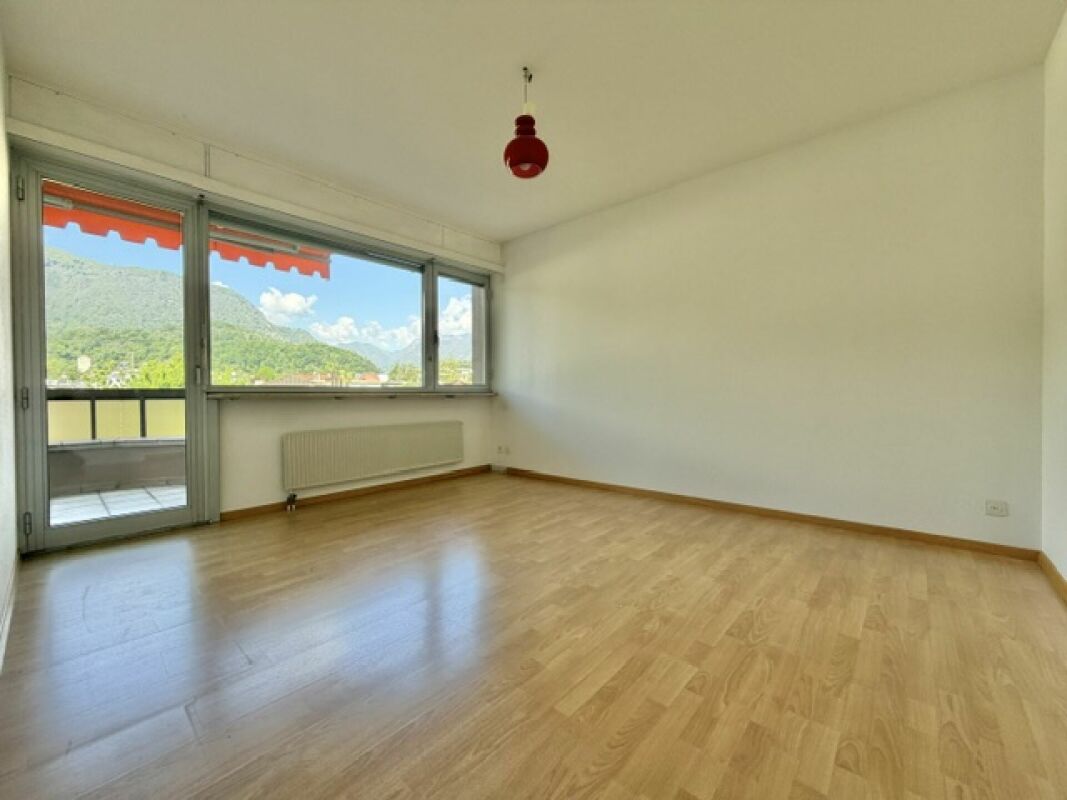 Leerer Wohnraum mit Balkonblick