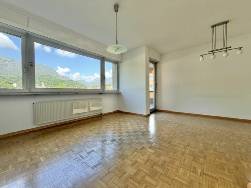 Leerer heller Raum mit Bergblick