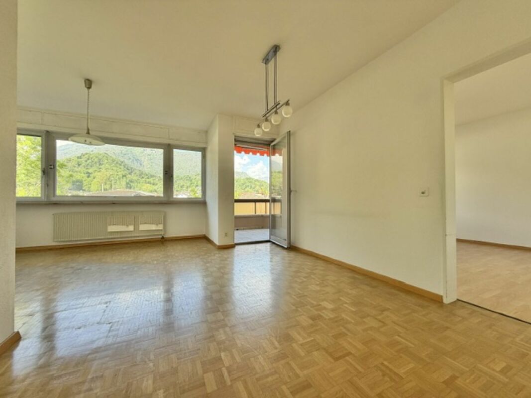 Heller Wohnraum mit Balkonblick