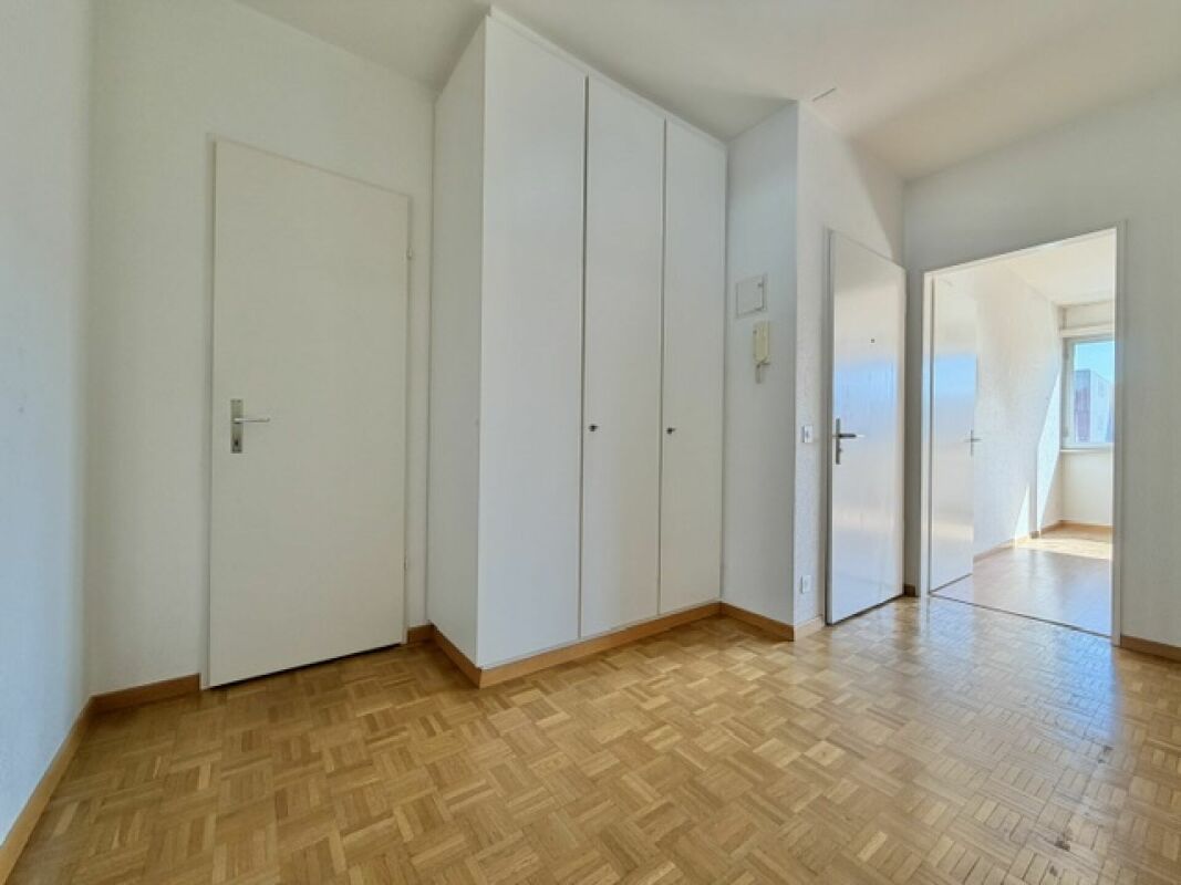 Heller Flur mit Einbauschrank