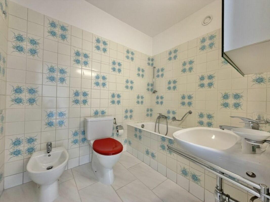 Badezimmer mit Retro-Fliesen