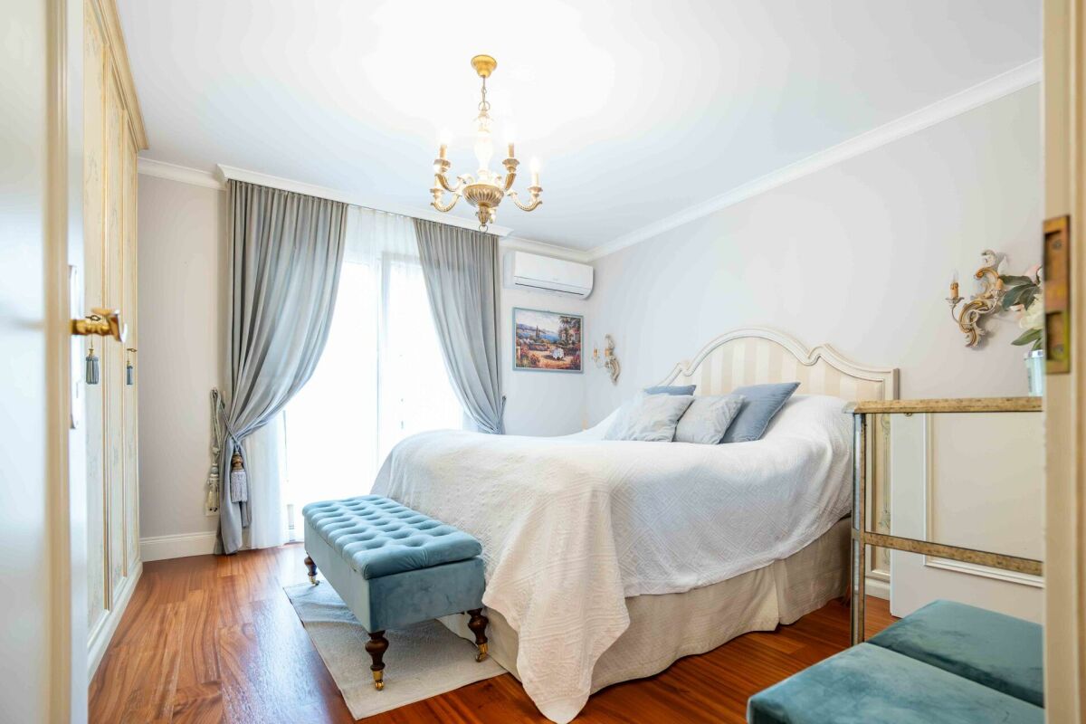 Elegantes Schlafzimmer mit klassischer Einrichtung