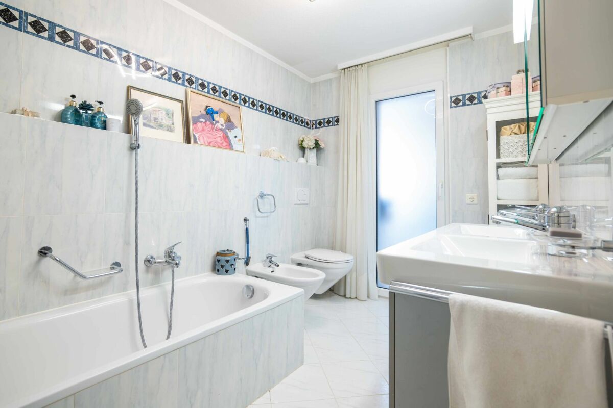 Helles Badezimmer mit Wanne, Bidet und Waschplatz