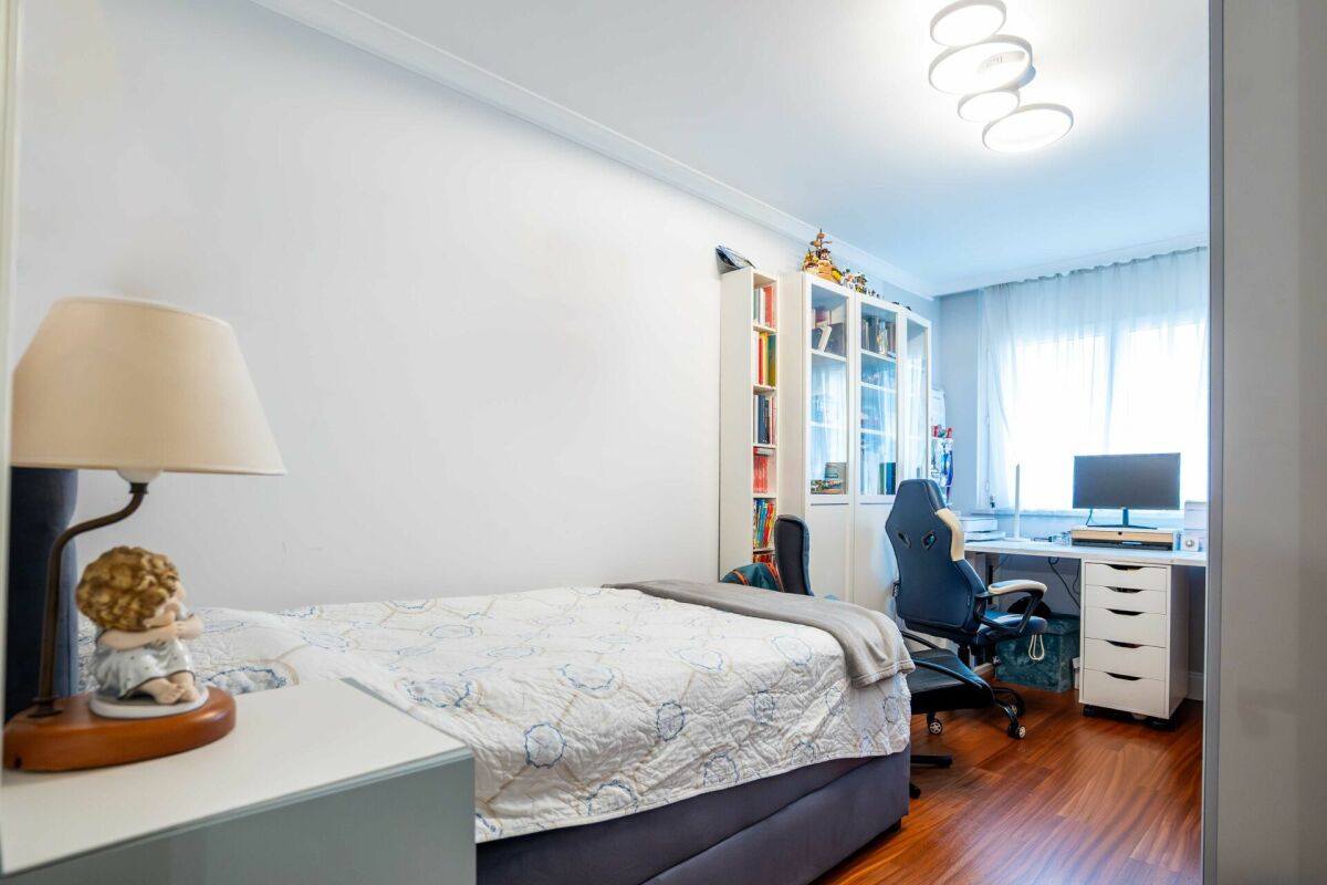 Jugendzimmer mit Bett und Arbeitsplatz