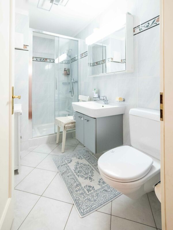 Helles Badezimmer mit Dusche und WC