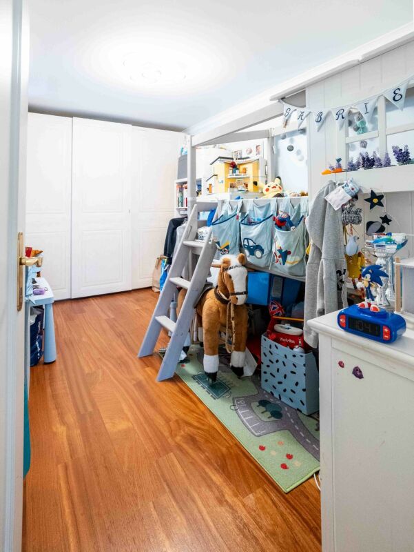 Kinderzimmer mit Hochbett und Stauraum