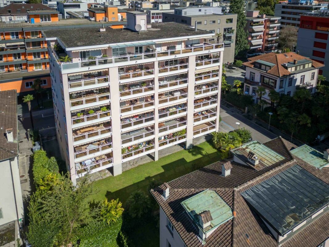 Drohnenblick auf Wohnanlage mit Balkonen