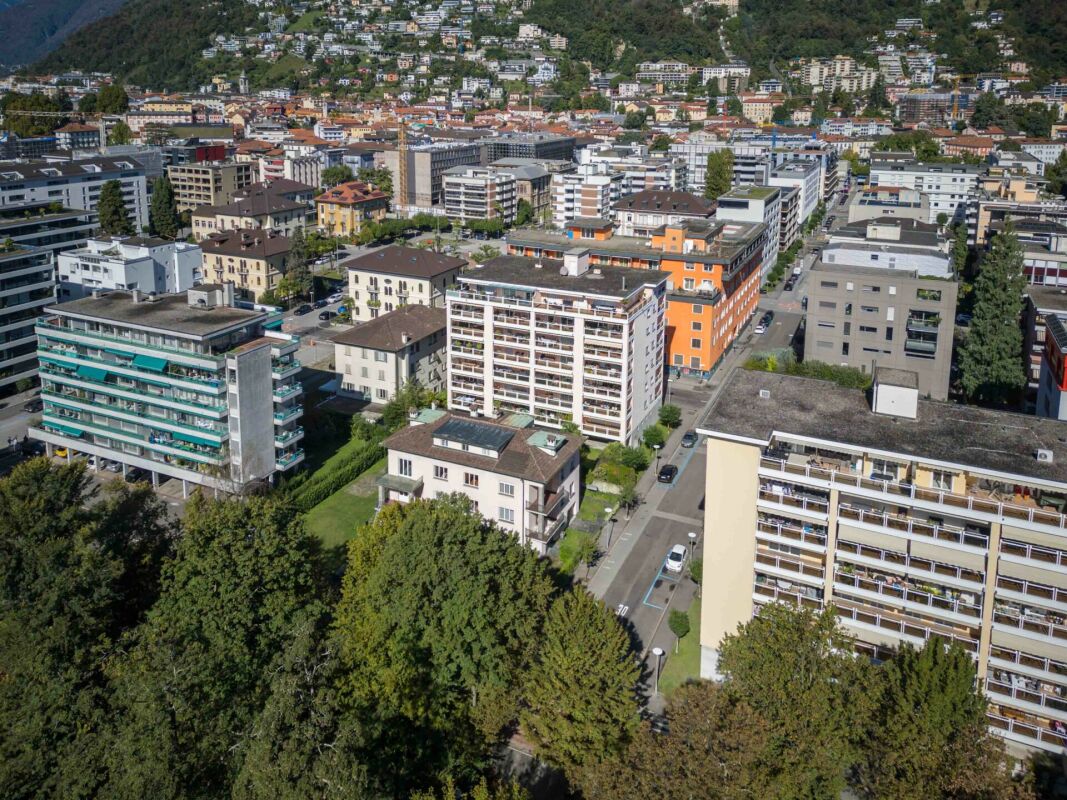 Städtische Luftaufnahme mit Wohn- und Geschäftshäusern