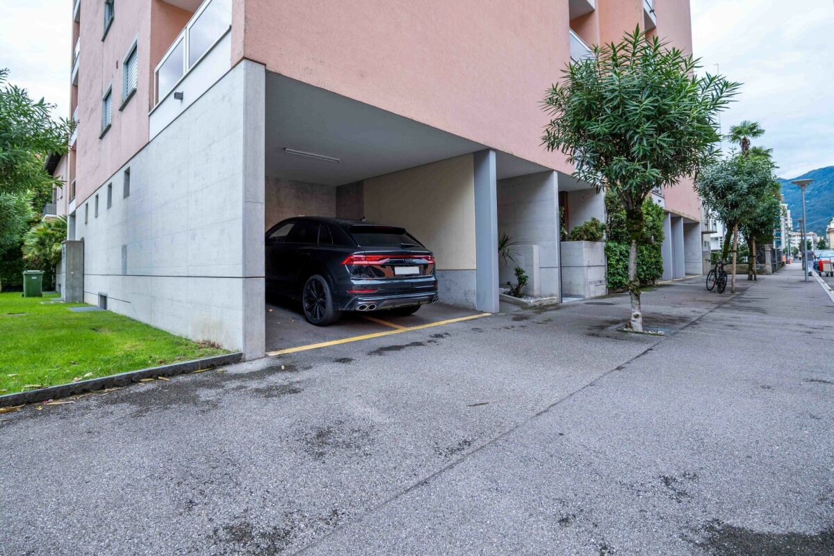 Außenansicht eines Wohngebäudes mit Stellplatz