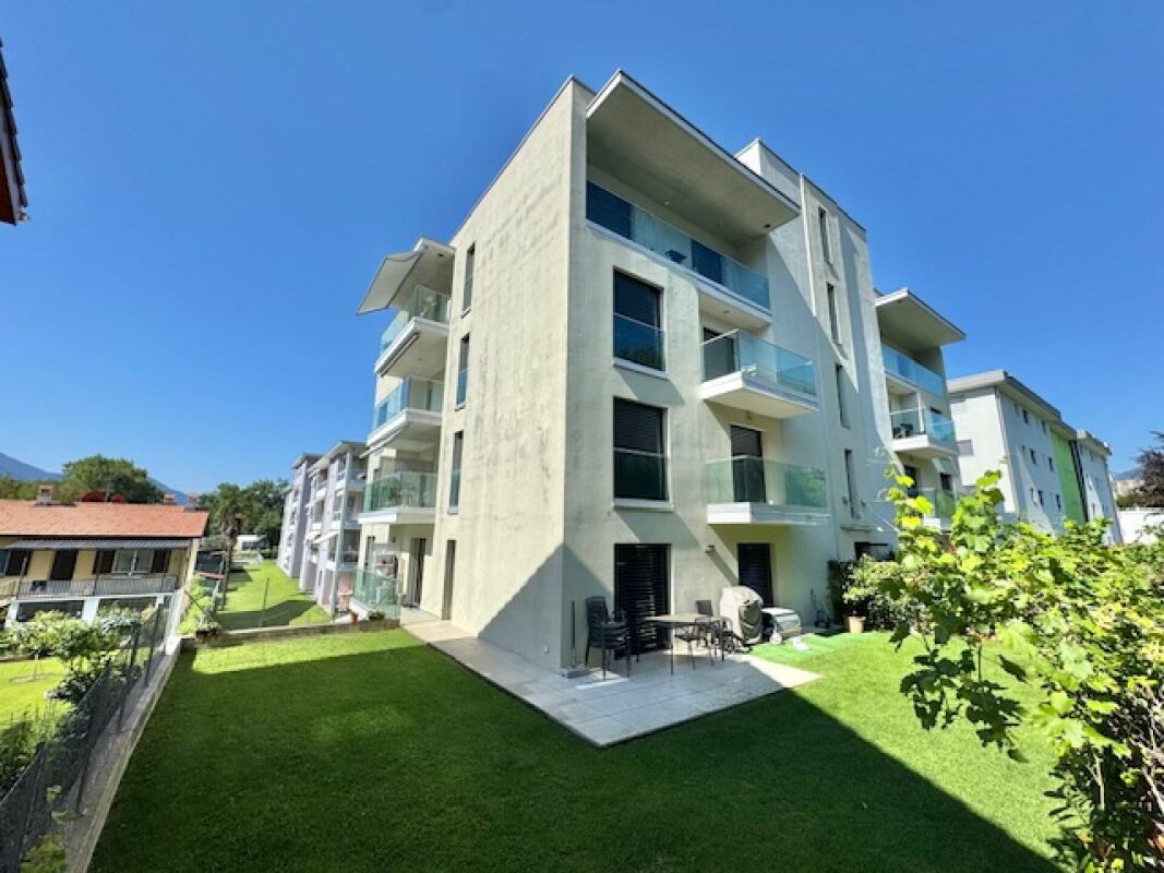 Modernes Mehrfamilienhaus mit Garten und Balkonen