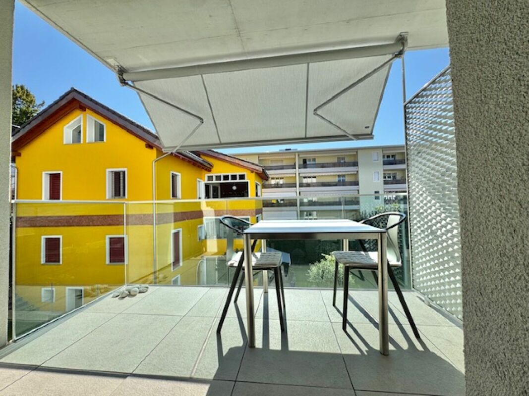 Überdachter Balkon mit Glasgeländer
